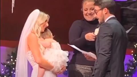 Ζευγάρι παντρεύτηκε κρατώντας την κορούλα του αγκαλιά 