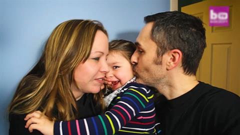 «Η κόρη μας κοιμάται μόνο μία ώρα κάθε βράδυ, αλλά το χαμόγελό της αξίζει τα ξενύχτια»