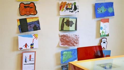 Συνάδελφος αποκάλεσε το γραφείο μου τσίρκο επειδή έχει ζωγραφιές των παιδιών μου