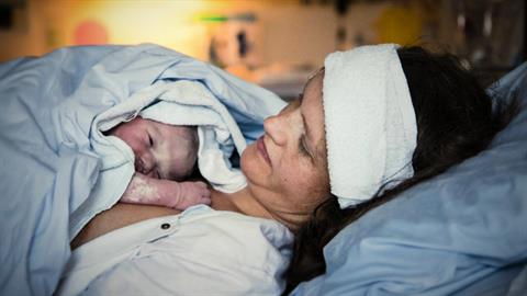 Μην φορτώνετε με ενοχές τις μαμάδες που γέννησαν με καισαρική (είναι άδικο)