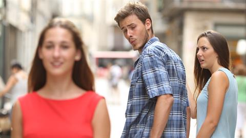 Μένω με κάποιον που δεν θεωρεί ότι έχουμε σχέση και ξενοκοιτάει. Τι να κάνω;