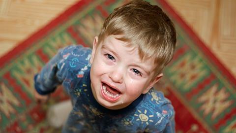 Mαμά πέταξε τα παιχνίδια του 2χρονου γιου της επειδή αρνήθηκε να τα μαζέψει