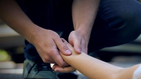 Θεσσαλονίκη: αγοράκι 1,5 ετών έπεσε απ’ το μπαλκόνι του σπιτιού του