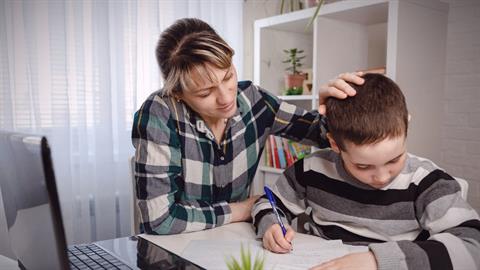 Μαμά διεκδικεί το δικαίωμα να συνεχίσει το παιδί τηλεκπαίδευση αντί να εκτεθεί στον ιό