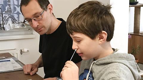 Γονείς μήνυσαν την Κεραμέως γιατί δεν θέλουν να κάνουν self test στα παιδιά τους