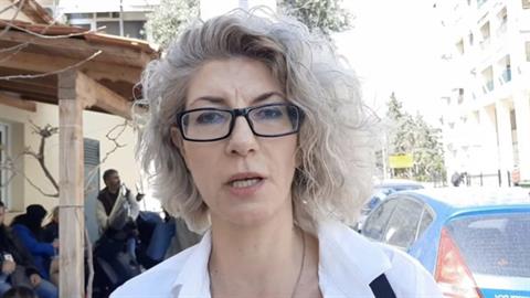 Συνελήφθη η μαμά που μήνυσε λυκειάρχη - Αυτόφωρο για αρνητές self test ζητά ο εισαγγελέας