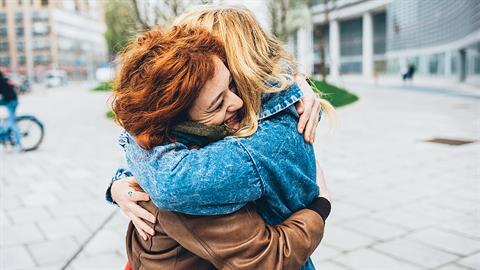 «Η αγκαλιά της κολλητής μας είναι το καλύτερο αντίδοτο στην στενοχώρια»