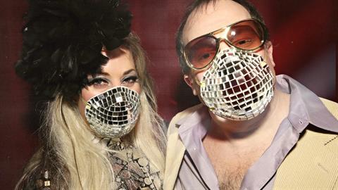 «Γνώρισα τον μπαμπά σε κορονοπάρτι» κι άλλες ατάκες που θ’ ακούσουν οι επόμενες γενιές