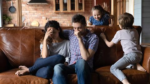 «Τα παιδιά στην καραντίνα κοιμούνται αργά και δεν κάνουμε (ποτέ!) σεξ με τον άντρα μου»