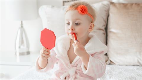 Μαμά έκανε τη 2χρονη κόρη της μοντέλο για μέικ-απ και της προκάλεσε δερματίτιδα