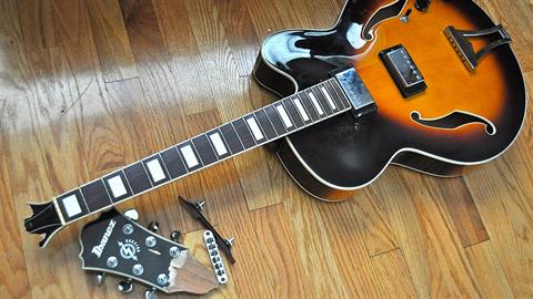 Mπαμπάς ζητά από την νταντά να πληρώσει €2000 για κιθάρα που έσπασε η κόρη του