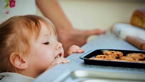 Πώς μεγαλώνουμε ένα παιδί που δεν έχει εμμονή με τα γλυκά