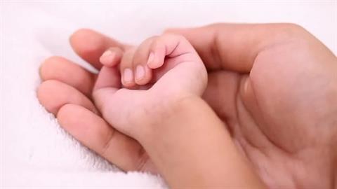 Μωράκι 11 μηνών πέθανε επειδή κατάπιε σκασμένο μπαλόνι