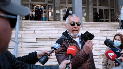 Ξαναχτύπησε ο πατέρας-αρνητής των self test με εξώδικο στον διευθυντή του σχολείου