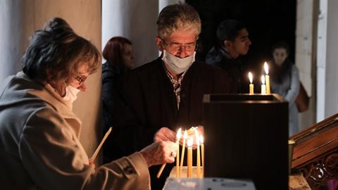 Ιερά Σύνοδος: Ανάσταση στις 9 στο προαύλιο της εκκλησίας