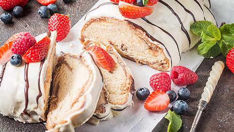 Λαχταριστό τσουρέκι με επικάλυψη λευκής σοκολάτας 