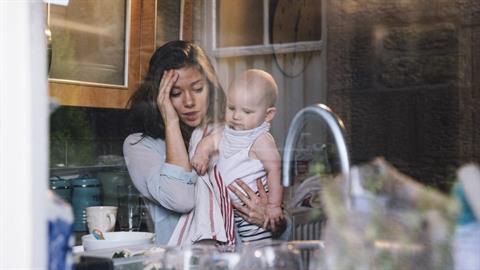 «Είμαι λεχώνα και ο άντρας μου δεν με βοηθάει σε τίποτα. Αυτό λέγεται οικογένεια;»