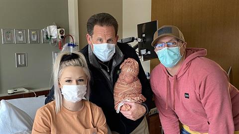 Γιατρός ξεγέννησε και μπαμπά και γιο με 25 χρόνια διαφορά!