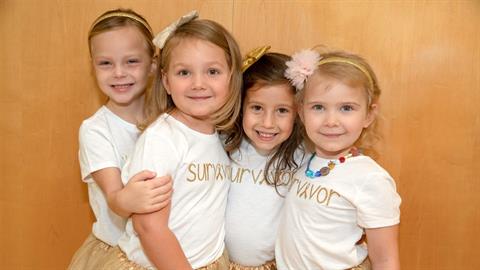 4 μικρές μαχήτριες νίκησαν μαζί τον καρκίνο και φωτογραφίζονται αγκαλιά