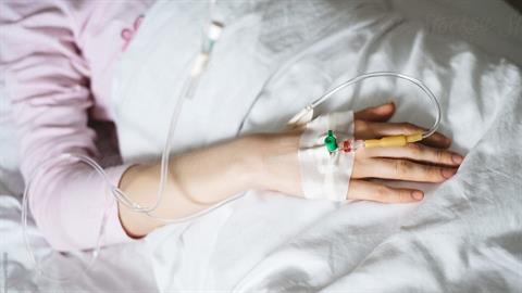 Πέταξε πετρέλαιο σε παιδιά που έπαιζαν κάτω από το μπαλκόνι της - Τα 2 στο «Παίδων»