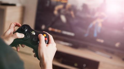 «Ο άντρας μου παραμελεί κι εμένα και τα παιδιά για να παίξει βιντεοπαιχνίδια»