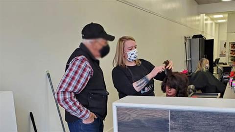 Παππούλης κάνει μαθήματα κομμωτικής για να χτενίζει την ανήμπορη γυναίκα του