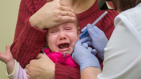 «H μαμά μου τρύπησε κρυφά τα αυτιά της 9 μηνών κόρης μου και δε θέλω να την ξαναδώ»