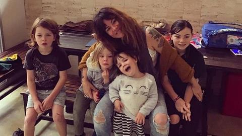 «Μετά τις 7 το απόγευμα μου δίνω ρεπό και αφήνω τα παιδιά να τα βγάλουν πέρα μόνα τους»