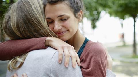 «Λατρεύω τον άντρα μου αλλά το άλλο μου μισό είναι η κολλητή μου»