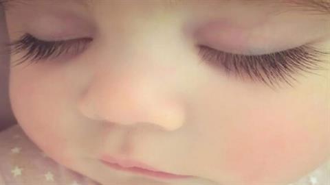 Μωράκι γεννήθηκε με βλεφαρίδες τόσο μακριές και πυκνές σαν... ψεύτικες!