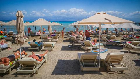 Ανοίγουν οι οργανωμένες παραλίες το Σάββατο - Επιστροφή στις τάξεις για φροντιστήρια