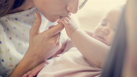 Πώς είναι να γίνεσαι (ξανά!) μαμά στα 54