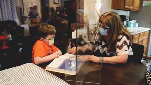 Δασκάλα επισκέπτεται μαθητή με λευχαιμία κάθε μέρα για να μην χάσει ούτε ένα μάθημα