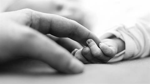 Αμαλιάδα: 38χρονη πέθανε ξαφνικά έχοντας στην αγκαλιά της το 5 ημερών βρέφος της