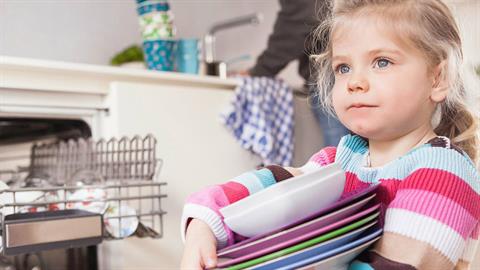 «Η κόρη μου κάνει δουλειές στο σπίτι από 1 έτους γιατί είναι καθήκον της ως κορίτσι»