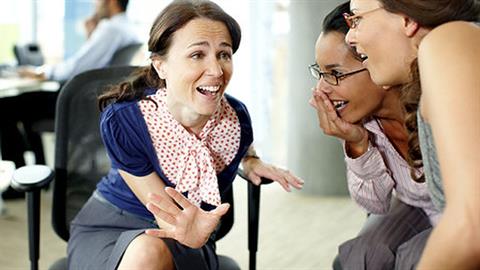 «Κουτσομπολέψτε γιατί χανόμαστε!»: το κουτσομπολιό κάνει καλό σύμφωνα με έρευνα