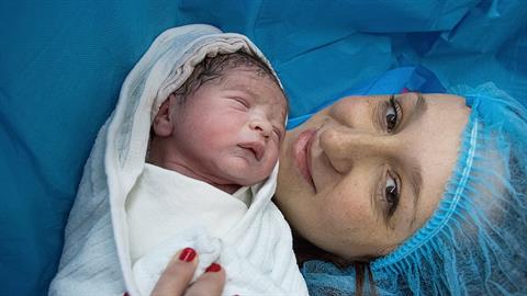 «Γέννησα με καισαρική γιατί φοβόμουν τον πόνο του φυσιολογικού τοκετού»