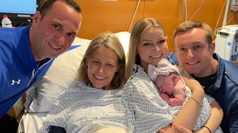 41χρονη γέννησε το μωρό της αδερφής της ως παρένθετη μητέρα