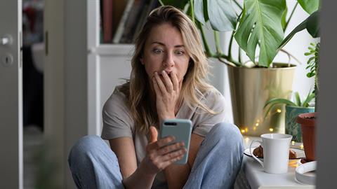 Είδε φωτογραφία του μωρού της στη σελίδα του Instagram «Άσχημα μωρά» και εξαγριώθηκε