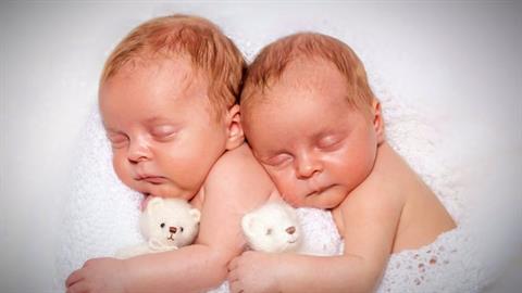 Διπλό θαύμα: μαμά γέννησε δίδυμα αφού είχε χάσει 12 παιδιά σε 5 χρόνια
