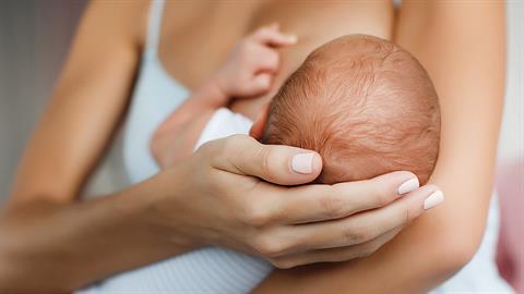 Άγνωστος επιτίθεται λεκτικά σε μαμά που θηλάζει το μωρό της σε δημόσιο χώρο