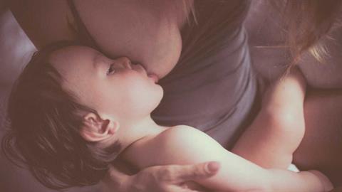 «Με κατηγορούν που θηλάζω ακόμα τον 3χρονο γιο μου αλλά δεν τους δίνω σημασία»