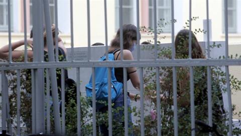 Άνω Λιόσια: 75χρονος αυνανιζόταν έξω από σχολείο, μπροστά σε μαθητές