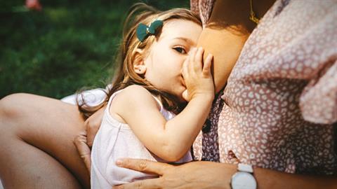Όσο περισσότερο θηλάζει ένα παιδί τόσο εξυπνότερο γίνεται σύμφωνα με έρευνα