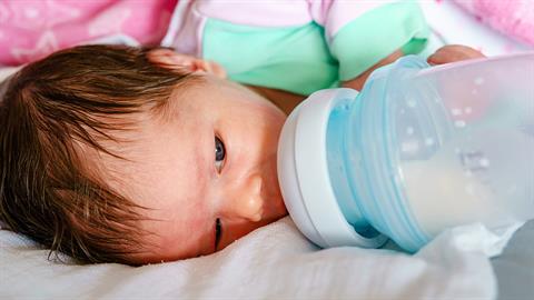 «Δεν άντεξα τον θηλασμό πάνω από λίγες μέρες, αλλά δεν νιώθω λιγότερο μαμά»