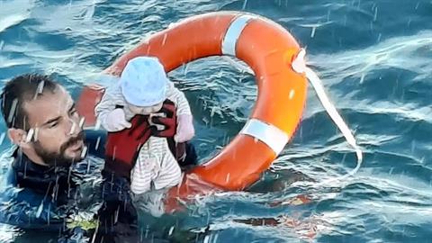 Αστυνομικός σώζει μισοπνιγμένο βρέφος στη Θέουτα