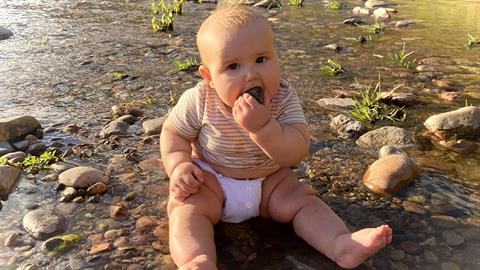 Μαμά αφήνει το παιδί στον ήλιο χωρίς προστασία γιατί θεωρεί τα αντηλιακά επικίνδυνα