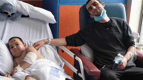 Μπαμπάς δώρισε το νεφρό του στον 4χρονο γιο του και του έσωσε τη ζωή