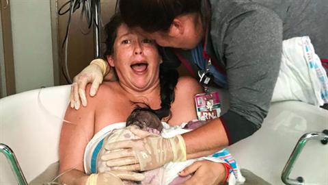 Μαμά γεννάει δίδυμα χωρίς να το περιμένει και παθαίνει σοκ