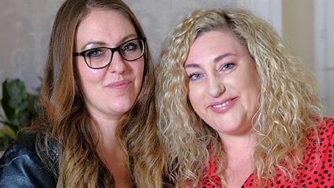 30χρονη που την εγκατέλειψαν μωρό συναντά για πρώτη φορά την αδερφή της